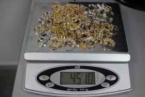 Almost a half of a kilogram of gold jewelry was discovered by customs officers among the clothes of a citizen who arrived from abroad