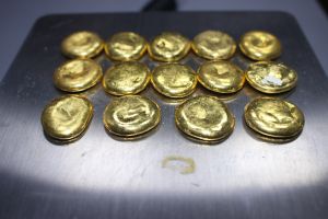 A citizen who tried to smuggle about half a kilogram of gold in his body was detained