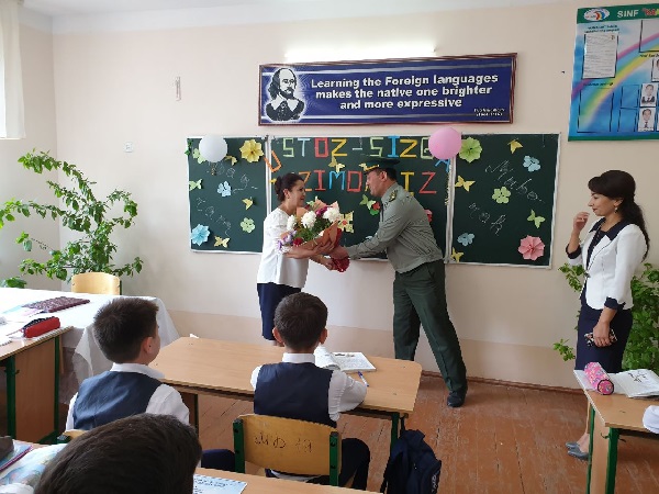 Божхона ходимлари 1-октябрь “Устоз ва мураббийлар” куни билан ўқитувчиларни табрикладилар